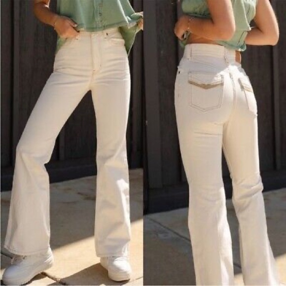 Levi’s 70s High Flare Jeans in 77 Sunny Cream - Picture 1 of 11